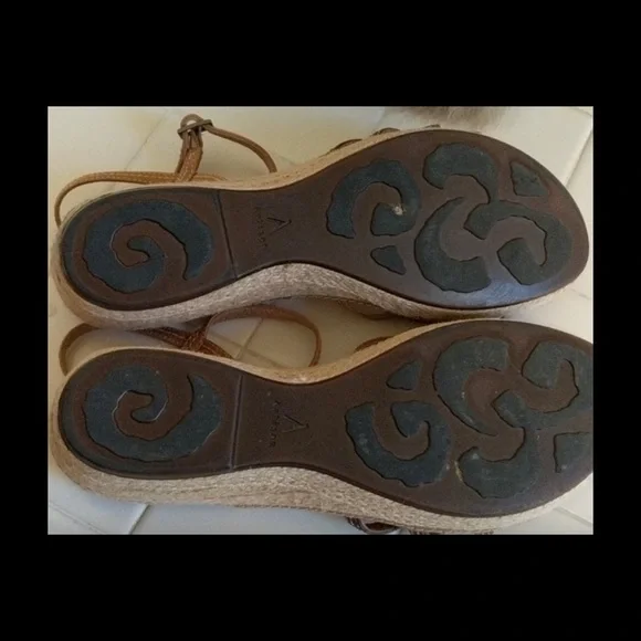 👇🏻$Reduced to lowest price. Cute neutral Clarks Artisan wedge sandals. - Picture 3 of 5